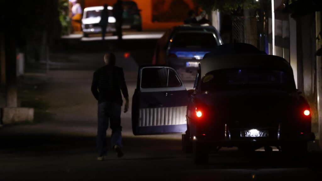 Cuba informs the airlines that in 24 hours it will run out of fuel for planes due to the US oil siege