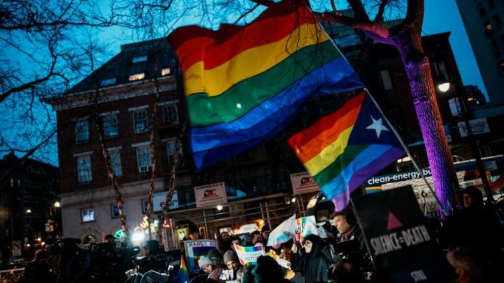 The Trump Government tears down the large rainbow flag from the Stonewall monument, cradle of the LGTBI movement